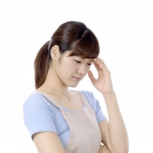 悩む女性